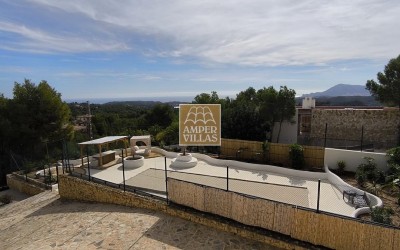 Fantastic villa with panoramic sea views.